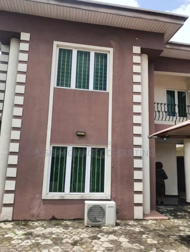 A well-maintained 5 Bedrooms fully detached house For Sale